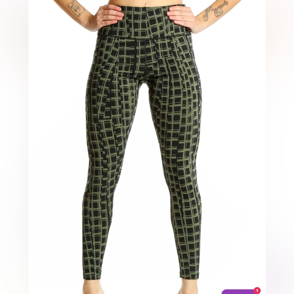Calvin Klein Women's  Performance Strech Active Leggings.    Black and Green   S